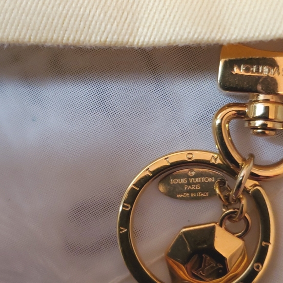 LOUIS VUITTON AUTHENTIC METAL GOLD PTE CLES LV FACETTES KEY CHAIN -PRICE FIRM - Picture 5 of 10